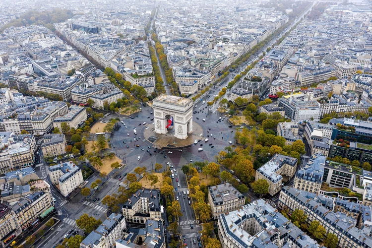 Arc de Triomphe et 8e arrondissement de Paris vus du ciel