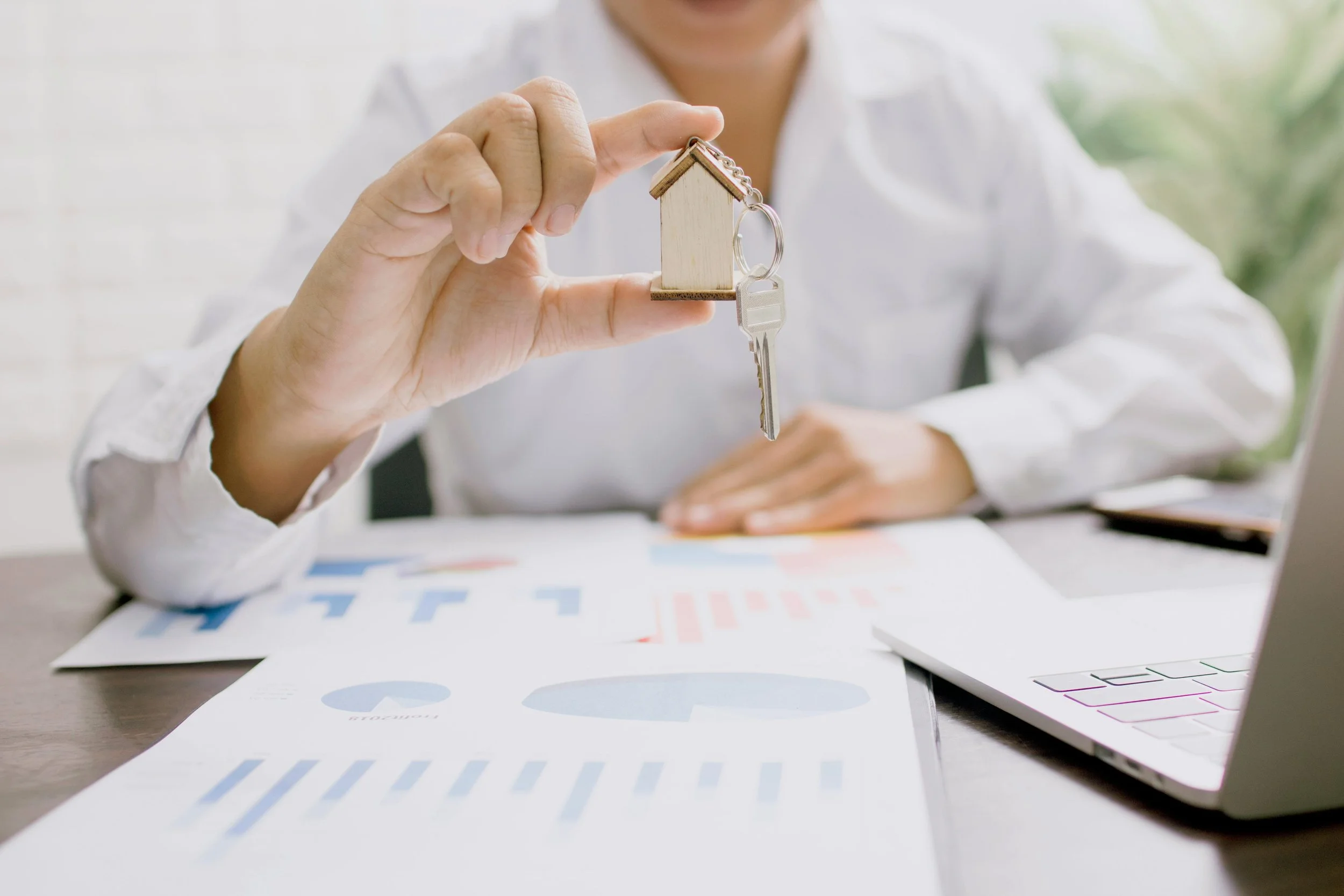 Investissement locatif : faut-il acheter en nom propre ou en société ?